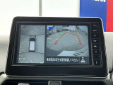 上空から見下ろしているかのような映像をディスプレイに映し出し、スムースな駐車をサポートします。画面は「トップビュー」のほか「サイドブラインドビュー」への切り換えが可能。ますます安心です