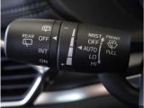 【オートワイパー機能】レバーをAUTOの位置にしているとき、レインセンサーが雨を感知すると、雨量に応じて、ワイパーが自動で作動します。