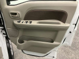 【運転席ドア】ドリンクホルダーと収納ポケットがあります。