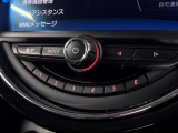 MINIの運転席操作部は、中央に構えるディスプレイが最大の特徴です。航空機を思わせるトグルスイッチなど、直感的で遊び心のあるメカニカルな操作感が、ゴーカートのような走りの高揚感を高めます。