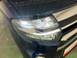 白く明るい光で夜間走行をサポートするLEDヘッドランプを搭載
