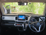 運転席まわりは前方の視界が広く、メーターや画面も目に入りやすい配置です。左右のシートはゆったりとした印象で、毎日の移動も落ち着いて過ごせる空間になっています。