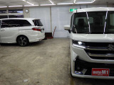 当店では専任のメカニックが大切なお客様のお車を一台一台丁寧に整備いたします。自社認証工場にてリフトアップし下回りまでキッチリ検査いたします。