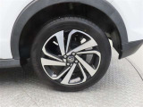 車両のデザインにマッチした純正アルミホイールを装着しています。