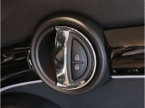 緊急時にはこちらのSOSボタンで24時間365日 BMWヘルプデスク直通コール!