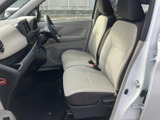 シンプルな操作系のスイッチ類。直感的に操作でき、運転中でも安全に利用できます。