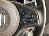 ステアリングホイールの右側がクルーズコントロールスイッチです。アクセルペダルを踏まずに一定走行が出来るので、高速道路での走行がグッと快適になります。