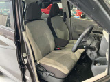運転席、助手席です。座面も広くゆったりと座れてアームレストも付いているので重宝します。
