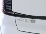 【EX30】コンパクトなパッケージに収められた電気自動車ならではのハイパフォーマンス。ボルボに乗る人だけでなく周囲の人びとも守る先進の安全・運転支援機能を標準装備しています。