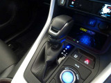 【CVT】無段変速機という意味です。 オートマミッションの中でも、ギヤによる変速をしないので、その分燃費が上がり経済的☆