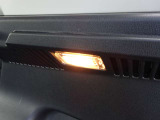 バックドアを開けると自動で点灯し、バックドアを閉めると消灯します。荷物を探す時などとても便利です!