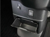 ◆センターロアボックス◆インパネ中央の下部には、ごみ箱としても使用する事ができるセンターロアボックスを装備しております。