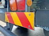 運転席側の反射板に曲がりがあります。