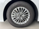 純正アルミ。タイヤサイズは225/65R17、現在は夏タイヤ装着で残り溝は約6ミリです