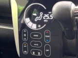 【オートエアコン】一度お好みの温度に設定すれば、車内の温度を検知し風量や温度を自動で調整。暑い&hellip;寒い&hellip;と何度もスイッチ操作をする必要はありません。快適な車内空間には必須の機能ですね♪
