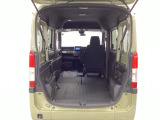 自社整備工場で点検整備をおこなってからお渡ししています。車検が残っている場合は『12ヶ月点検整備』を、車検整備付きの場合は『車検整備』をおこないます。整備費用は車両本体価格に含まれています。
