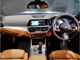 BMWの運転席はドライバーオリエンテッドという構造を採用。ドライバー目線の操作がしやすい設計になっており、ドライブ中にも目線の移動が少なく運転中にも簡単に操作ができます。