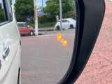 後側方の死角に車がいる場合、光って知らせます。