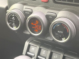 【オートエアコン】一度お好みの温度に設定すれば、車内の温度を検知し風量や温度を自動で調整。暑い&hellip;寒い&hellip;と何度もスイッチ操作をする必要はありません。快適な車内空間には必須の機能ですね♪