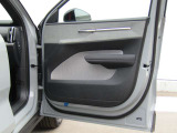 運転席ドアの全景です。キャビンを彩るすべてのものに、機能を形にした美しさが備わっています。