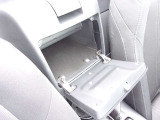 センターバックに設置した大型のグローブボックスは車検証など大きな物もすっぽりと収まるサイズとなっております。