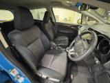 運転席は大きな座面と包み込むような背もたれが身体全体を支えます。上質なシートを採用し長時間の運転やコーナーの多い道も快適です。座ったときの頭上スペースも余裕たっぷりでロングドライブも楽チンです♪