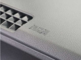 ◆助手席エアバッグ◆SRSエアバッグは、シートベルトだけでは防ぎきれない衝突時の衝撃から乗員を守るための安全装置。衝突時に瞬時に膨らみ、頭部や胸部がダッシュボードに直接衝突するのを防ぎます。