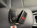 ドアの開閉時、両手が荷物で塞がっている時はキーレスでのカギの解除が大変ですよね。スマートキーはポケットやバッグに入れておけば、ノブに触れただけでロックの解除が可能です。とても便利な機能です。