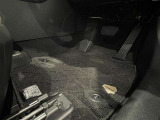 内装工程では、中古車を気持ちよくお乗りいただけるよう清掃しております。シートの洗浄はもちろん、ニオイの元となるフロアカーペットまで洗浄・消臭を実施。