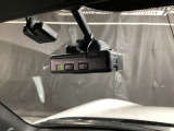 【別途SDカードの購入が必要です。また社外品は保証対象外となります。】運転中の映像・音声などを記録して、交通事故やトラブルが起きた時の正確な状況把握に役立つドライブレコーダーが装着済。