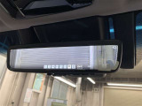 デジタルインナーミラー付き。後方視野角が広く、後席に同乗者がいても後方を確認しやすく安心です。