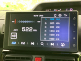 ラジオのチャンネル選択がしやすいインターフェースで、お好みの音楽やトーク番組を簡単に見つけられます。運転中のエンターテイメントに貢献します。