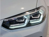 【LEDヘッドライト】先進のLEDテクノロジーを採用。放射される白色光の周波特性は太陽光に近く、バイキセノン・ヘッドライトを上回るコントラストで更に明るく輝きます!