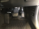 【運転席】アクセル、ブレーキはこのようになっております。