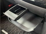 ドリンクホルダーとトレイが出てきます。