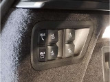 【コックピットシート】BMW車の主役席。車体中央にくる様に配置し車両重心とが一致する事でドライバーと車との一体感あるドライビングを実現。人間工学に基づき形成した形状が長時間のドライブ疲労も軽減します!