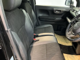 ベンチシートは、運転席と助手席の移動もスムーズ! 狭い駐車場での乗り降りや、お子様の乗り降りにも便利です。