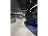 「ショールーム展示スペース」ゆったりとしたスペースを使いBMWの最新モデルを5台展示しております。