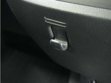 ◆コンビ二フック◆ちょっとした買い物の袋を吊り下げたり、ゴミ袋を吊り下げられるコンビニフックがあり車内を転がらず便利です!