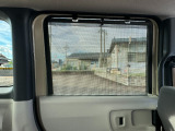 スライドドアサンシェードが付いていて日差しを和らげてくれます。