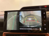 左右のドアミラーに設置されたカメラからの映像を表示します。路肩への幅寄せ・狭い路地でのすれ違いなどのケースにおいて、車両側方の安全確認や接触回避の操作をサポートします。