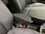 【アームレスト】運転席には、長距離ドライブに優しいアームレストが装備しています。