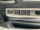 運転席のスイッチで全てのウィンドウの開閉操作を行うことができます。ロックボタンをONにしておくと、運転席以外のウィンドウは作動しないのでお子様を乗せているときなども安心ですね♪