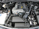 ロードスターRFのために専用設計されたSKYACTIV-G 2.0は、ソフトトップ車の「使い切る喜び」とは違い余裕をもった走行を可能にした「余す喜び」をテーマにしております。