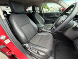足元もゆったりで長時間の運転も疲れにくいフロントシートです。