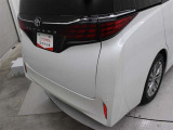 後方から接近する車両を検知して、衝突被害の軽減に寄与する安全機能リヤクロストラフィックオートブレーキ[パーキングサポートブレーキ(後方接近車両)]が装着されています。