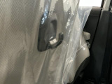 【フック】フックの用途は様々。手荷物のバッグや買い物袋、ビニール袋をぶら下げてゴミ箱にしても良いですね♪