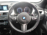 BMWのステアリングのリムは、一般的なものより少し太めにデザインされています。 これはタイヤやステアリングシャフトなどを介して伝わる路面からの入力を、しっかりと把握するためです。