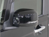 ◆ドアミラーウインカー◆ドアミラーにウインカーを装備しています。対向車に自身の進行方向を合図し安全に運転できます。