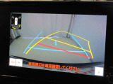 バックでの車庫入れはハンドルと連動したガイドラインが出る「バックガイドモニター」がサポートいたします。